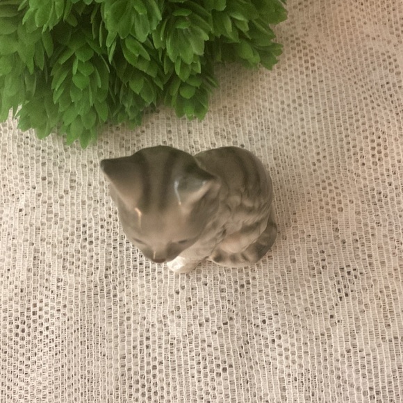 Vintage White Kitty Cat Figurine Bone China Taiwan 3" Tall Collectible. - Picture 6 of 7